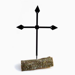 Kézzel keszített fémkereszt háztetőre