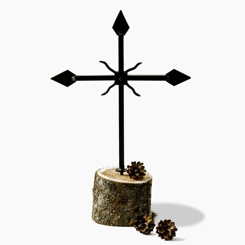 Kézzel keszített fémkereszt háztetőre