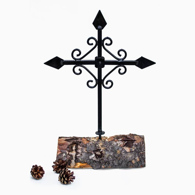 Kézzel keszített fémkereszt háztetőre