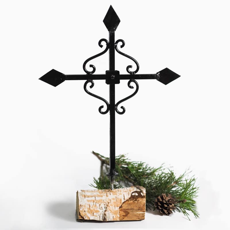 Kézzel keszített fémkereszt háztetőre